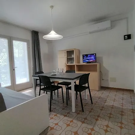 Contemporary Flat Near The Of 아파트 *
